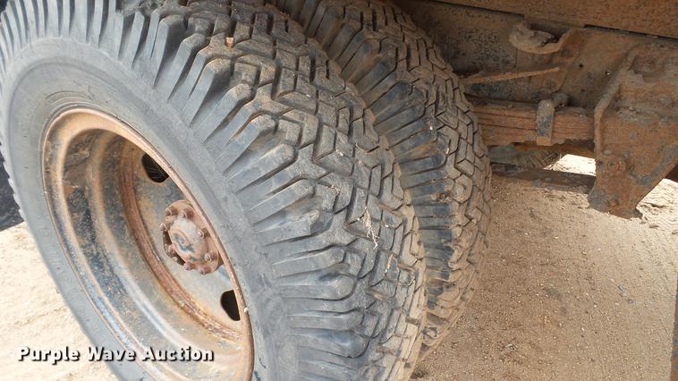 image for item DC4248 1974 Ford F600 flatbed truck