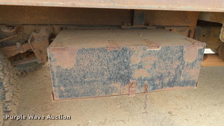 image for item DC4248 1974 Ford F600 flatbed truck