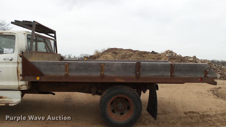 image for item DC4248 1974 Ford F600 flatbed truck