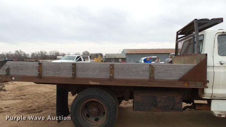 image for item DC4248 1974 Ford F600 flatbed truck
