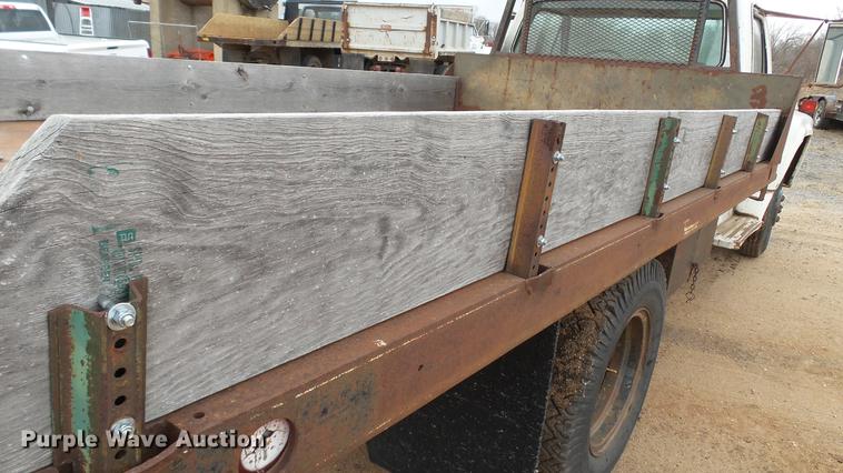 image for item DC4248 1974 Ford F600 flatbed truck