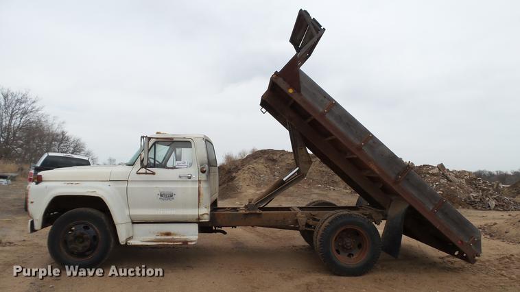 image for item DC4248 1974 Ford F600 flatbed truck