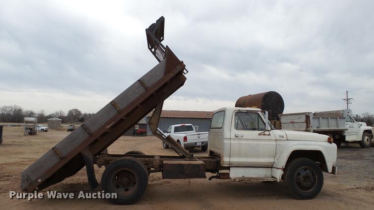 image for item DC4248 1974 Ford F600 flatbed truck