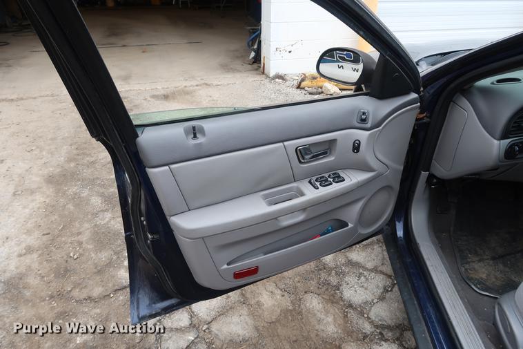 image for item DD5458 2001 Ford Taurus LX