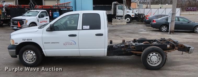 image for item DD5459 2004 Dodge Ram 2500 Quad Cab pickup truck cab and chassis