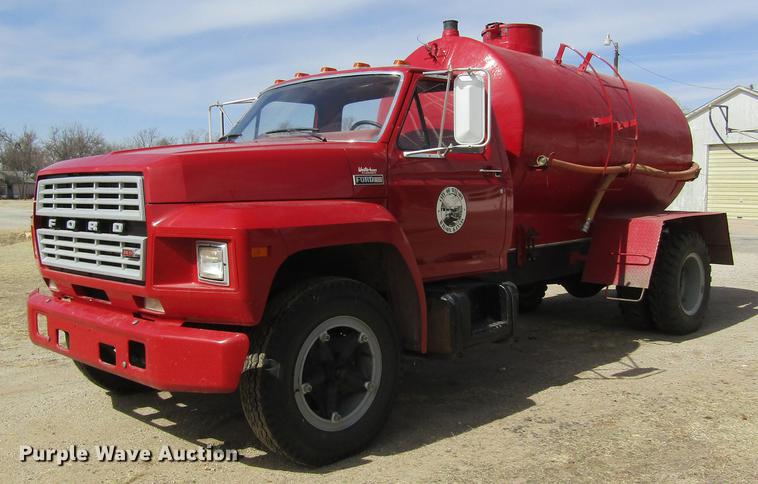 image for item DD8731 1983 Ford F600 tank truck