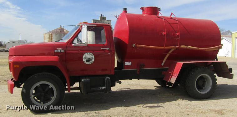 image for item DD8731 1983 Ford F600 tank truck