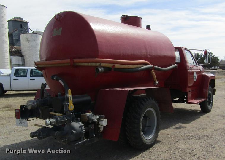 image for item DD8731 1983 Ford F600 tank truck