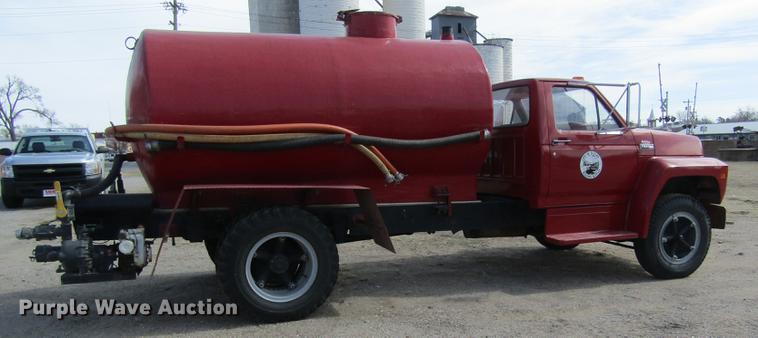 image for item DD8731 1983 Ford F600 tank truck