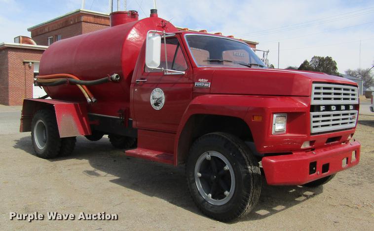 image for item DD8731 1983 Ford F600 tank truck