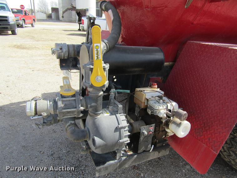 image for item DD8731 1983 Ford F600 tank truck