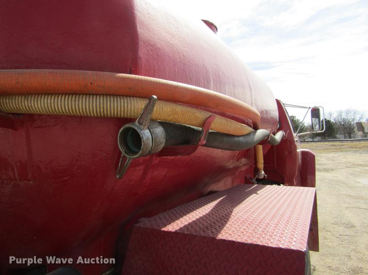 image for item DD8731 1983 Ford F600 tank truck