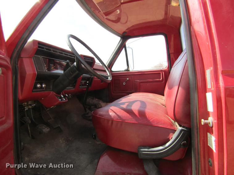 image for item DD8731 1983 Ford F600 tank truck