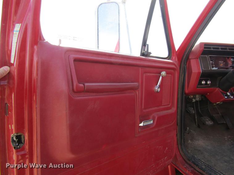 image for item DD8731 1983 Ford F600 tank truck