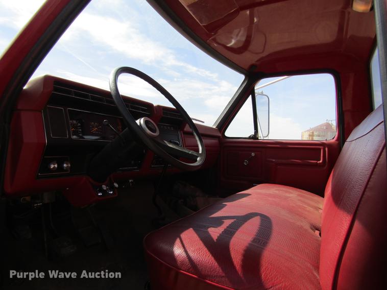 image for item DD8731 1983 Ford F600 tank truck