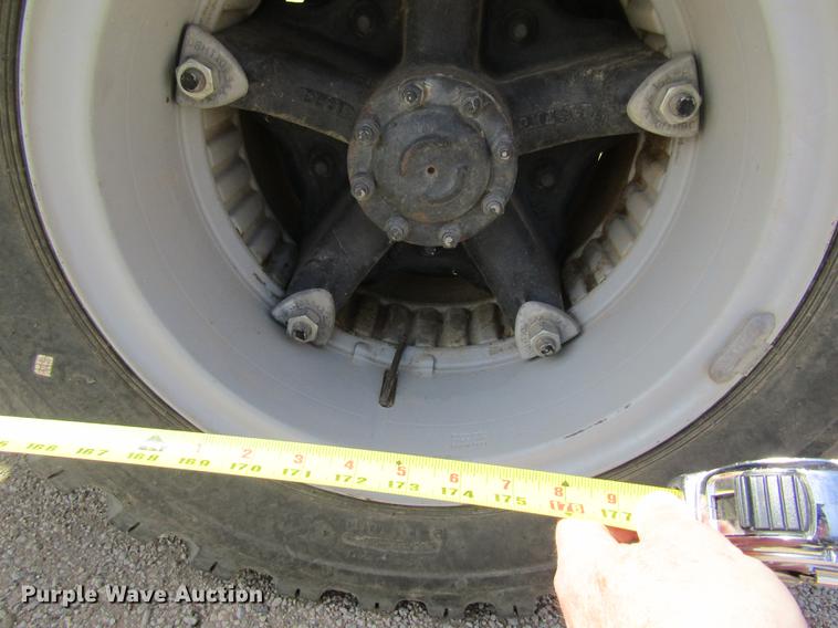 image for item DD8731 1983 Ford F600 tank truck