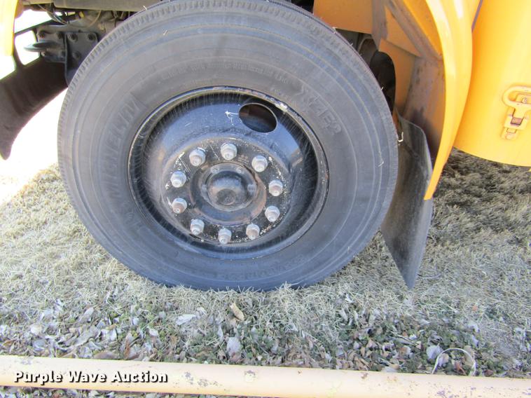 image for item DD8736 1997 International 3800 Thomas school bus