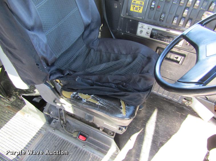 image for item DD8739 1997 International 3800 school bus