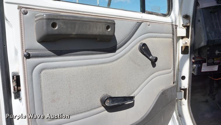 image for item DE3100 1997 International 4700 dump truck