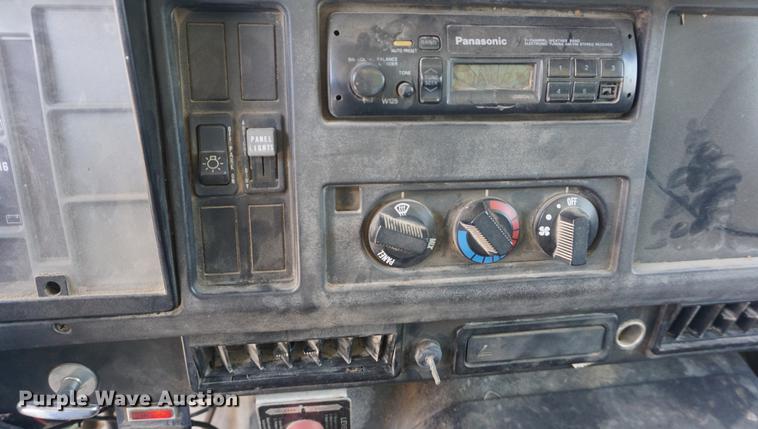 image for item DE3100 1997 International 4700 dump truck