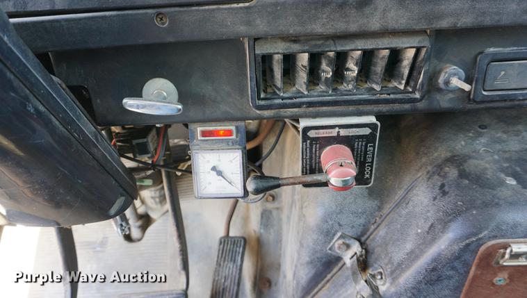 image for item DE3100 1997 International 4700 dump truck