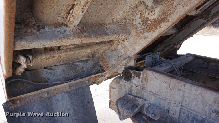 image for item DE3100 1997 International 4700 dump truck