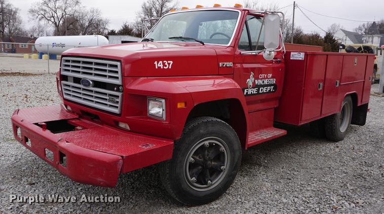 image for item DE3104 1990 Ford F700 water truck