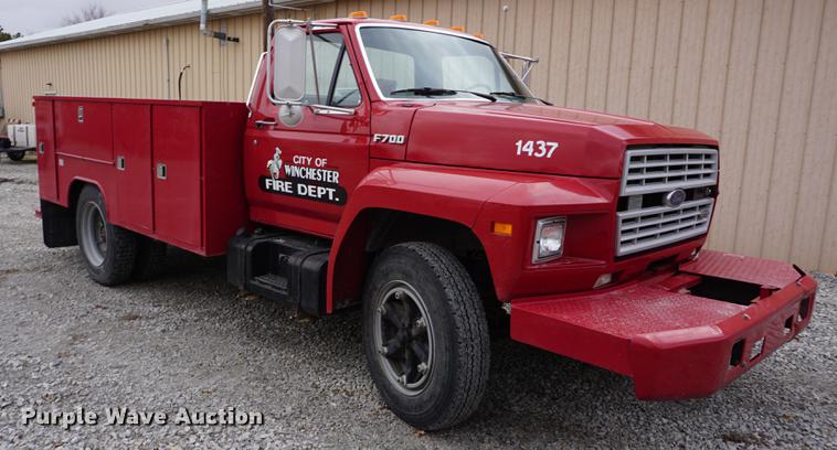 image for item DE3104 1990 Ford F700 water truck