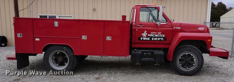 image for item DE3104 1990 Ford F700 water truck