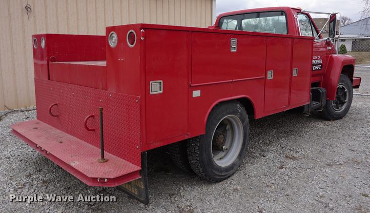 image for item DE3104 1990 Ford F700 water truck