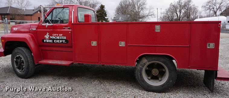 image for item DE3104 1990 Ford F700 water truck