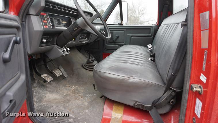 image for item DE3104 1990 Ford F700 water truck