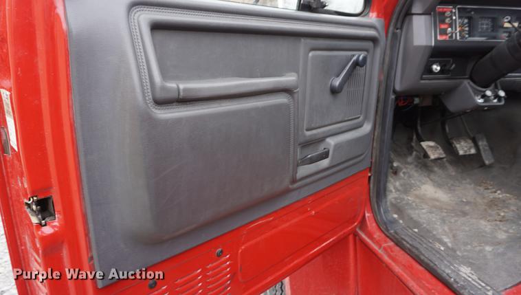 image for item DE3104 1990 Ford F700 water truck