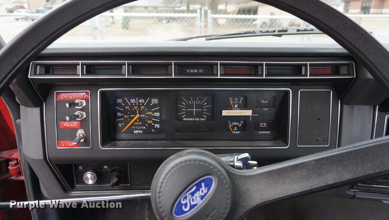 image for item DE3104 1990 Ford F700 water truck