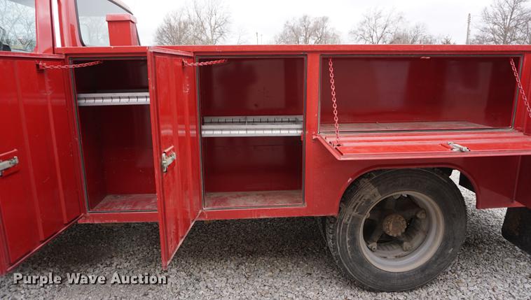 image for item DE3104 1990 Ford F700 water truck