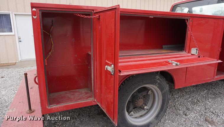 image for item DE3104 1990 Ford F700 water truck