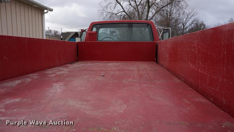 image for item DE3104 1990 Ford F700 water truck