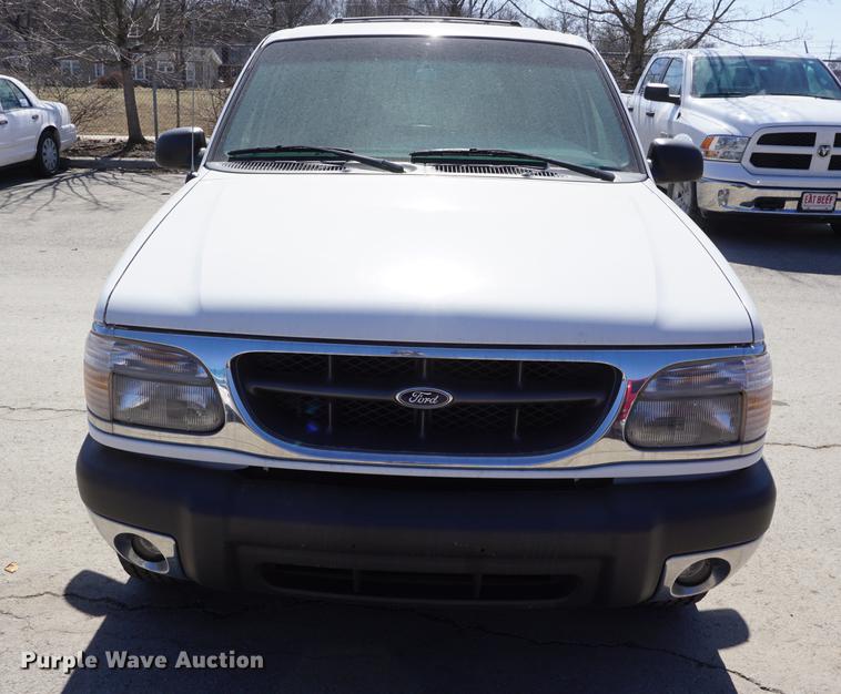 image for item DE3168 1999 Ford Explorer XLT SUV