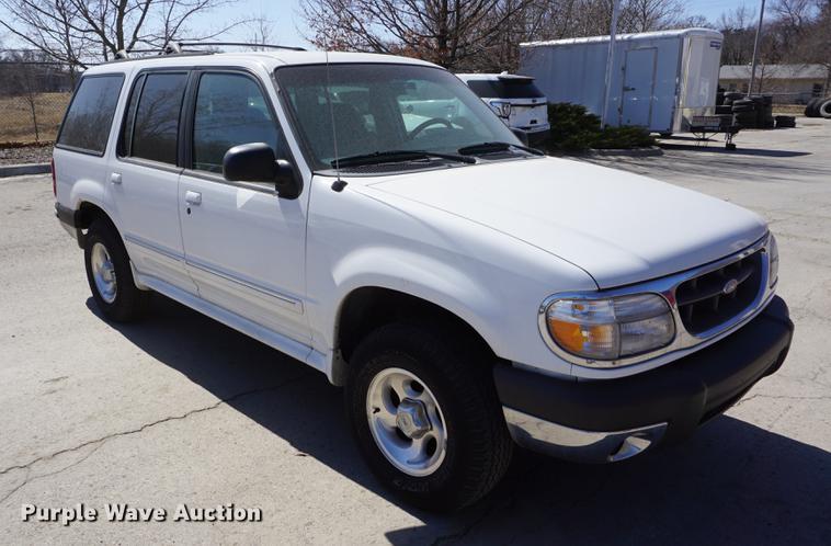 image for item DE3168 1999 Ford Explorer XLT SUV