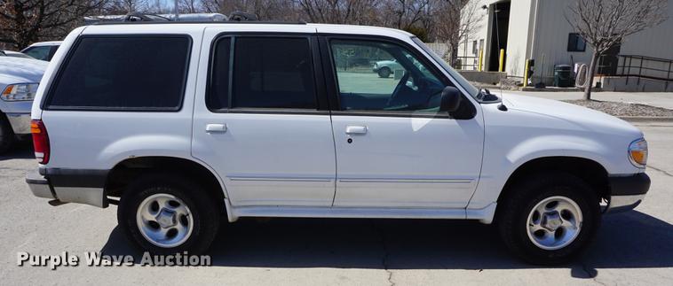 image for item DE3168 1999 Ford Explorer XLT SUV
