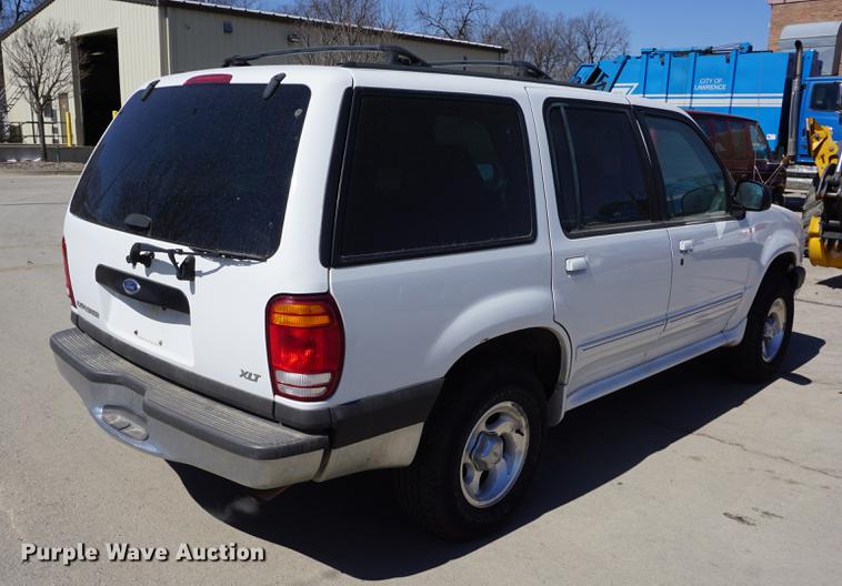 image for item DE3168 1999 Ford Explorer XLT SUV