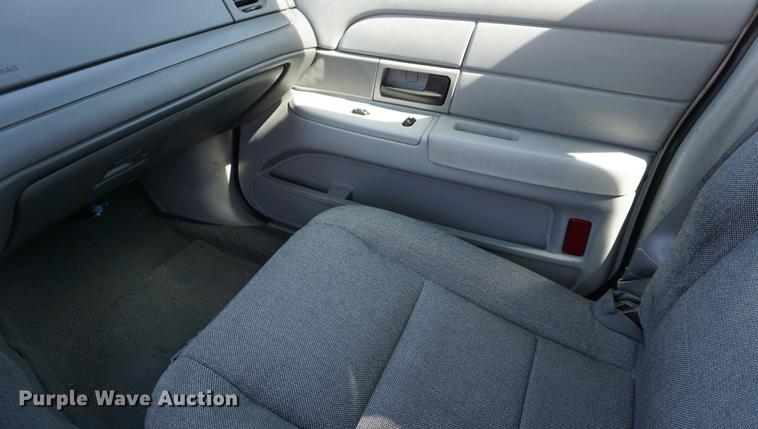 image for item DE3172 2003 Ford Crown Victoria Police Interceptor