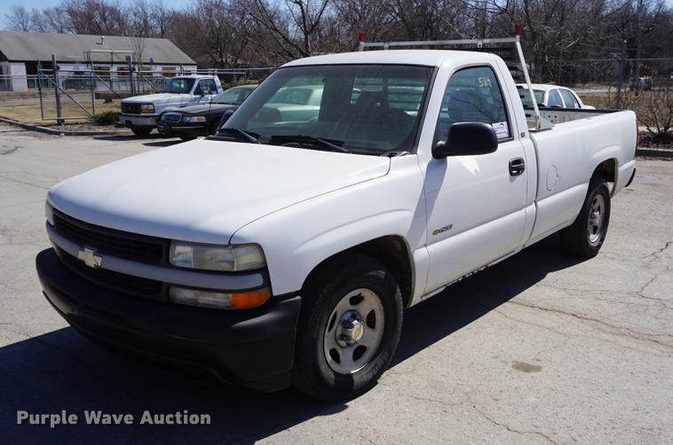 image for item DE3173 2000 Chevrolet Silverado 1500 pickup truck