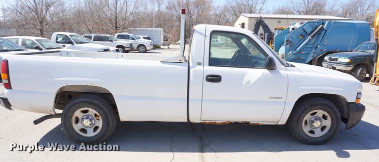 image for item DE3173 2000 Chevrolet Silverado 1500 pickup truck