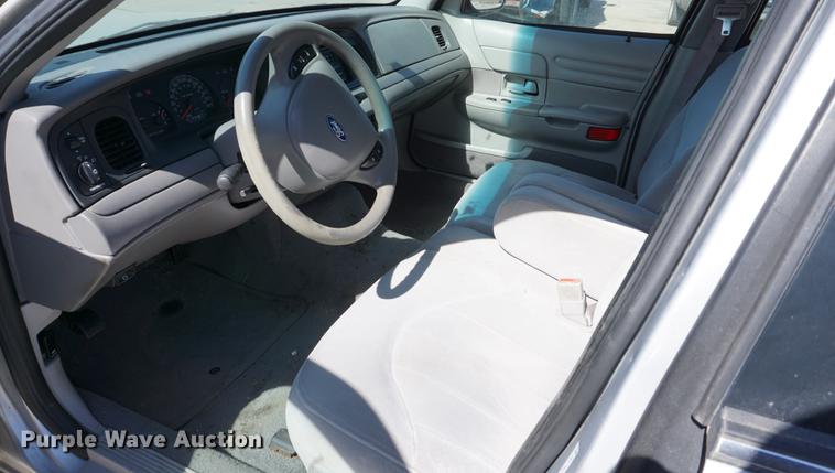 image for item DE3175 2002 Ford Crown Victoria Police Interceptor