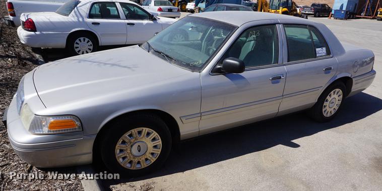 image for item DE3176 2004 Ford Crown Victoria Police Interceptor