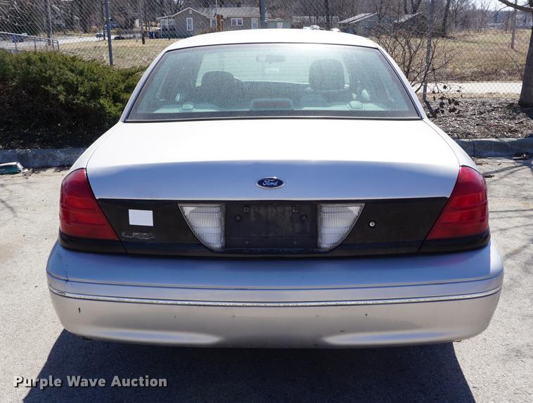 image for item DE3176 2004 Ford Crown Victoria Police Interceptor