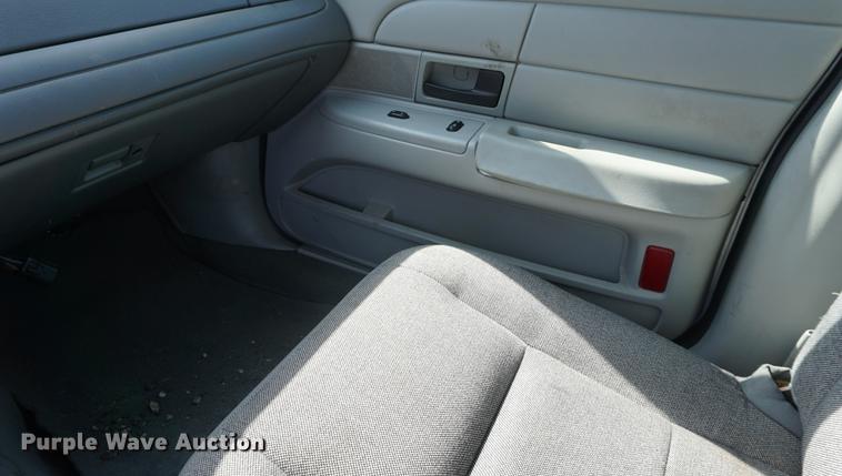 image for item DE3176 2004 Ford Crown Victoria Police Interceptor