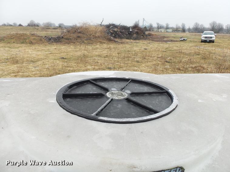 image for item DS9573 1,200 gallon poly tank