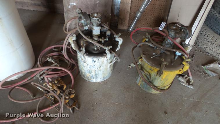 image for item DT9070 (2) paint sprayer pots
